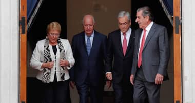 Presidentes Boric, Bachelet, Lagos, Frei y Piñera firman acuerdo "Por la democracia, siempre"