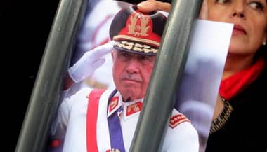 Argentina retira condecoraciones a Pinochet a días del 50 aniversario del golpe en Chile