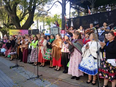 Tercer Encuentro Nacional de Cantoras se realizó en la Plaza de Armas de Curicó