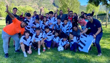 Corporación de Deportes entrega nueva indumentaria a escuela de fútbol de Chequenlemu