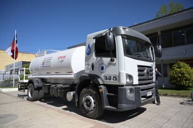 Gobierno Regional del Maule entregó nuevo camión aljibe y minibús a municipio de Parral