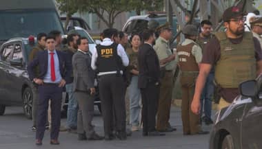 Venezolanos atacan a carabinera con una granada durante fiscalización en Santiago
