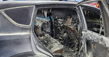 Delincuentes queman camioneta con persona en su interior en Santiago Centro