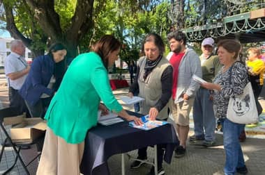 Ministerio de Desarrollo Social entregó 300 textos de la propuesta de nueva Constitución en Curicó