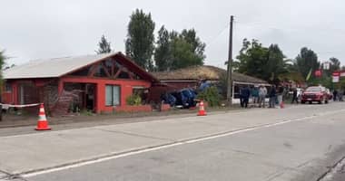 Hombre muere al chocar su camioneta contra una casa en San Javier