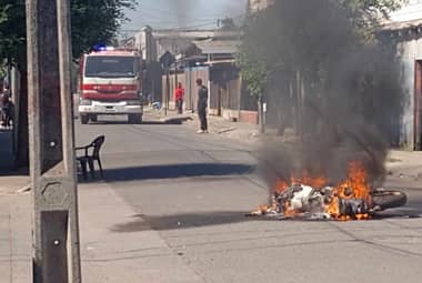 Incendian motocicleta robada en Población Prosperidad de Curicó