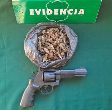 Carabineros de Molina detuvieron a tres personas por tráfico de drogas y porte de armas