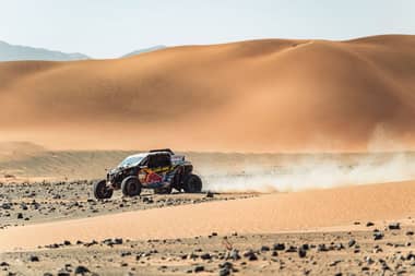 Hijo de Niki Lauda ayudó a Chaleco tras quedar atascado en un río en el Dakar