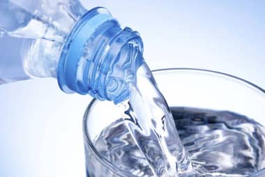 Estudio revela marcas de agua embotellada con mayor presencia de microplásticos