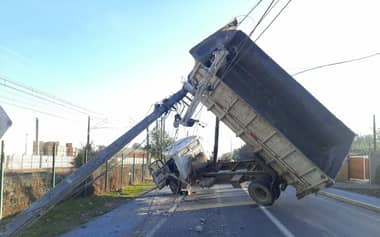CGE reportó que choques a postes dejaron a casi 290 mil clientes sin luz en el Maule durante 2023