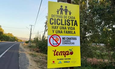 Familiares de ciclista atropellado y empresas instalan letreros para prevenir accidentes en Curicó