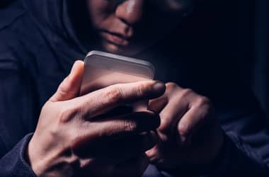 Víctimas de robo caen en la trampa de la compraventa de vehículo por internet: delincuente se lleva 2 millones de pesos y celulares