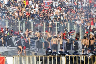 Hinchas de Colo Colo destruyen tablas de memorial de DD.DD de Estadio Nacional