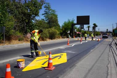 Municipio de Curicó realiza demarcación vial frente a establecimientos educacionales ante inicio de clases