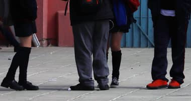 Escuela España suspende clases por un mes tras grave accidente de alumno