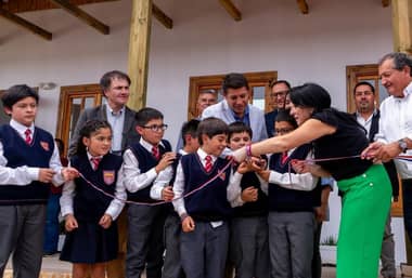 Inauguran salas de Liceo Nuevo Horizonte de Vichuquén tras 9 años de incendio