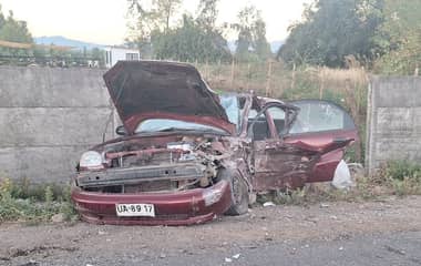 Conductor quedó en riesgo vital tras colisionar con minibús y chocar un muro en Romeral