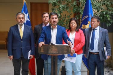 Diputado Hugo Rey presentó proyecto que tipifica como delito la contratación de migrantes ilegales