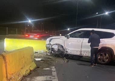Conductor chocó contra barreras de cemento en la salida sur de Curicó