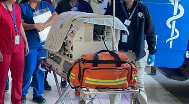 Mujer da a luz en el patio de una casa de Curicó: bebé prematuro está en estado crítico