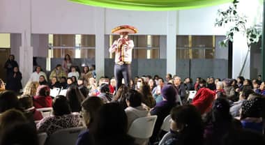 Municipio de Licantén realizó show musical para celebrar el Día de la Madre