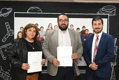 Ministro de Educación aseguró financiamiento histórico de casi $900 millones para escuelas de Teno