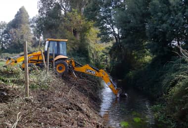 Cuadrillas municipales avanzan en limpieza de canales en Curicó