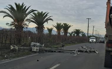 Interrumpen tránsito a Los Guindos por choque de poste eléctrico