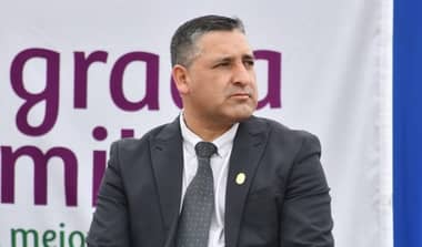"Agresión verbal, además de lanzar mesas y sillas": Concejal de Sagrada Familia es acusado por funcionarios municipales