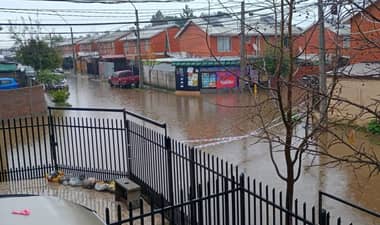 Vecinos de Villa Parque Los Guindos de Sarmiento amanecieron inundados tras lluvias por sistema frontal