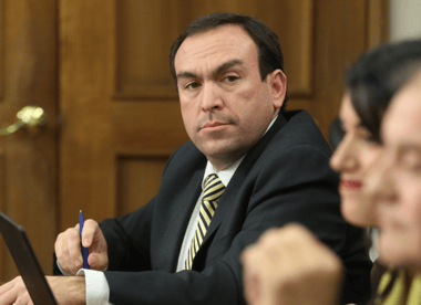 Diputado Donoso destacó aprobación del Senado a proyecto que fija cargador universal para celulares en Chile