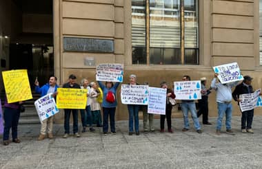 Canalistas de Molina protestaron frente a La Moneda por falta de riego que afecta a más de 4.500 hectáreas