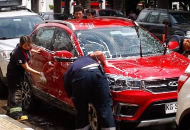 Bomberos de Curicó colaboran con la Teletón realizando la “Lavatón”