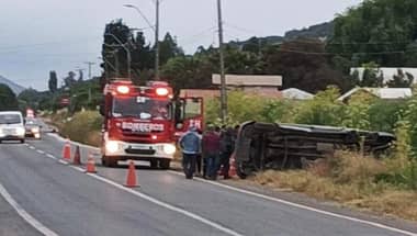 Cuatro temporeros heridos tras volcamiento de furgón en sector Palquibudi