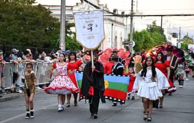 Más de 150 organizaciones desfilaron por el aniversario 190 de Molina