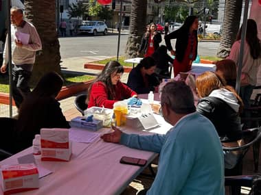 Departamento Comunal de Salud de Curicó realizó operativo de testeo de VIH en la Plaza de Armas