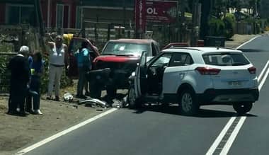 Violenta colisión deja tres lesionados en Iloca: Conductor habría perdido el control del vehículo