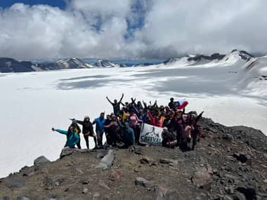 Trekkeros curicanos conquistan el Volcán Sollipulli