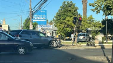 Colisión en Curicó deja daños en semáforo peatonal
