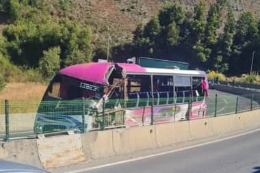 Tres personas murieron y once están heridas de gravedad tras choque de bus en Lota