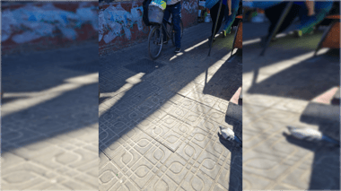 Advierten sobre baldosa suelta que provoca caídas en calle Peña esquina Av. Camilo Henríquez