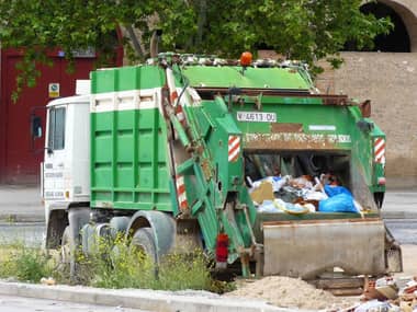 Camiones recolectores estarían derramando líquidos percolados por las calles de Curicó