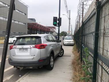 Dirigente vecinal llama a terminar con estacionamientos clandestinos cerca del Hospital de Curicó