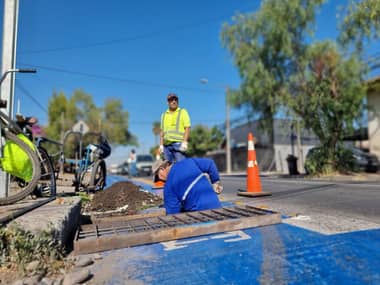 Continúa limpieza de sumideros de aguas lluvias en Curicó