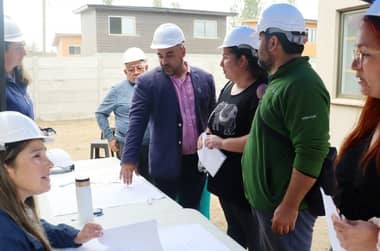 Futuros propietarios visitan casa piloto del proyecto habitacional Parque del Sol en Molina