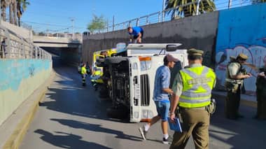 Camión utilitario vuelca en par vial Villota-Lautaro de Curicó