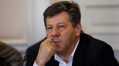 Reportaje de CHV afirma que senador Castro debe $29 millones por contribuciones impagas