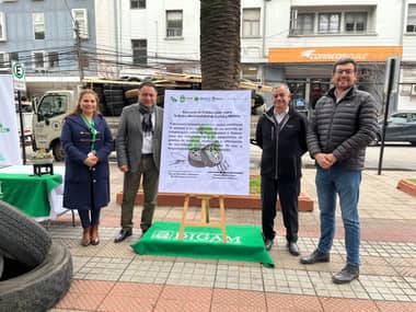 Municipio de Curicó firmó convenio para gestión de neumáticos abandonados en la vía pública