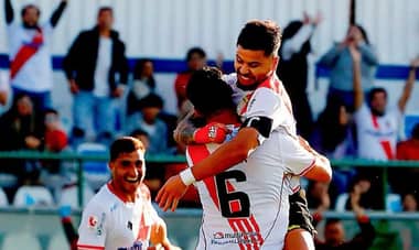 Curicó Unido celebra su primer triunfo como local goleando a U. San Felipe