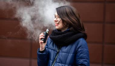 Expertos advierten: cigarrillos electrónicos son puerta de entrada al tabaquismo en jóvenes chilenos